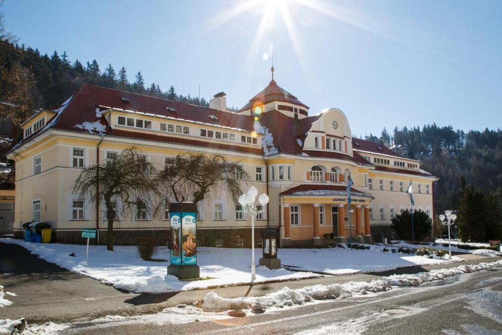 19011