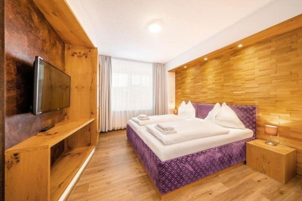 31196