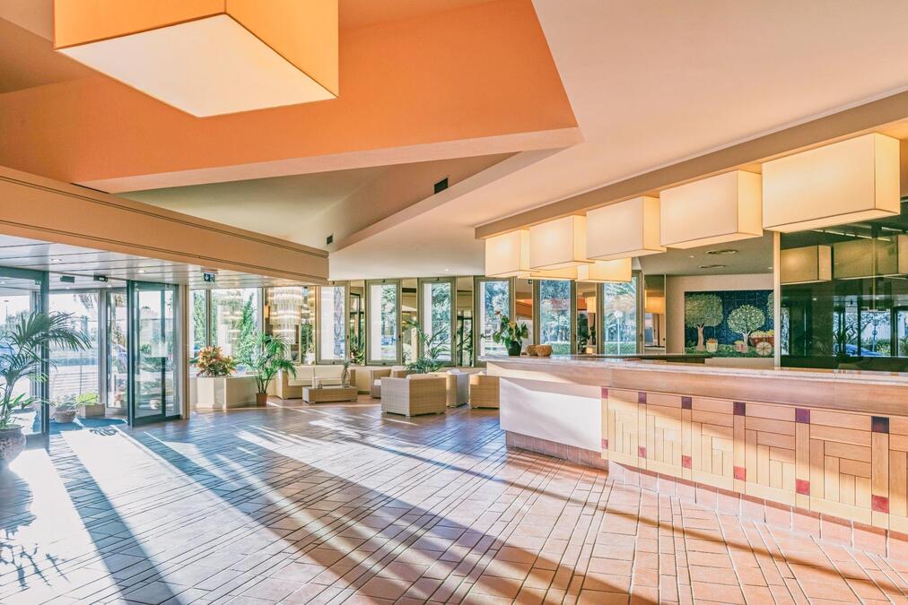 32605